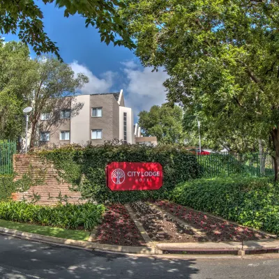 City Lodge Hotel Bryanston Отели рядом с достопримечательностью «Поле для гольфа Randpark»