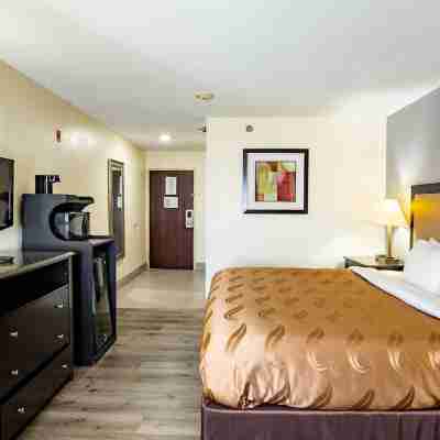 Quality Inn & Suites Woodstock Near Lake Geneva Rooms