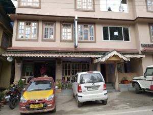 Hotel Ravongla Star