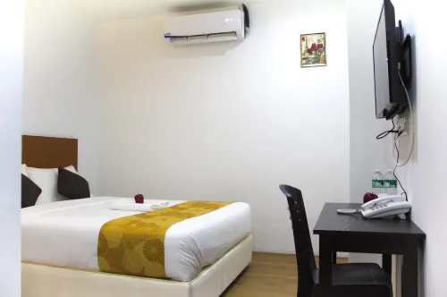 Big Apple Hotel Hotel di Keladi