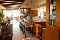 Granville Island Hotel - bar