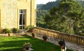 Chateau de Meyrargues - Housity