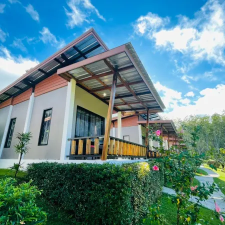 Phurin Thara Resort Отели рядом с достопримечательностью «Khao Mai Khew Cave»