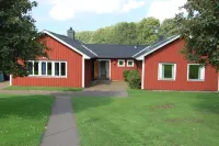 Allégården Kastlösa Vandrarhem Hotels near Långe Jan