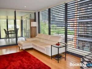 Spacious 1 Bedroom Apartment in the Heart of Melbourne's CBD