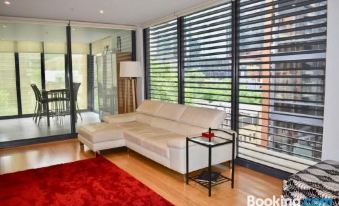 Spacious 1 Bedroom Apartment in the Heart of Melbourne's CBD