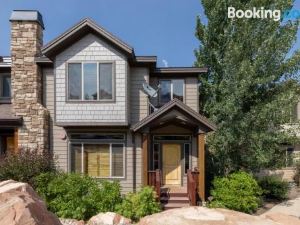 Douglas by AvantStay Charming Townhouse Mins from Deer Valley Resort