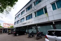 RedDoorz Premium at Hotel Ratu Residence Hotels near Candi Astono