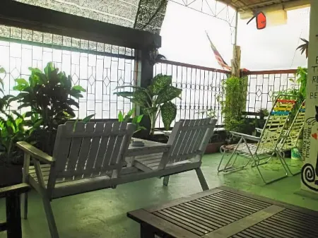 Sandakan Backpackers Hostel Отели рядом с достопримечательностью «Agnes Newton Keith Home»