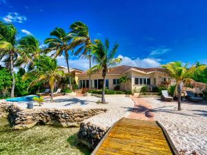 Private Beach Ocean Front Boat Dock Tiki Bar