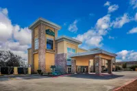 La Quinta Inn & Suites by Wyndham Beeville Các khách sạn gần Coastal Bend College