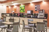 格蘭伯里拉昆塔温德姆套房酒店 - 早餐