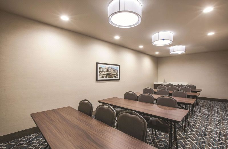 La Quinta Inn & Suites by Wyndham Dallas Northeast-Arboretum photo 3