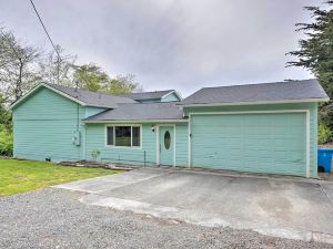 Bungalow w/ Wraparound Deck - 8 Mi to Brookings