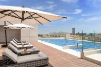 ABESQ DOHA HOTEL & RESIDENCES by IHG - สระว่ายน้ำแบบอินฟินิตี้