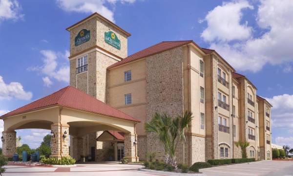 La Quinta Inn & Suites by Wyndham Dallas Grand Prairie South