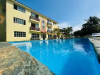 Lovely 2 Bedroom Condo with Pool and Hot Water