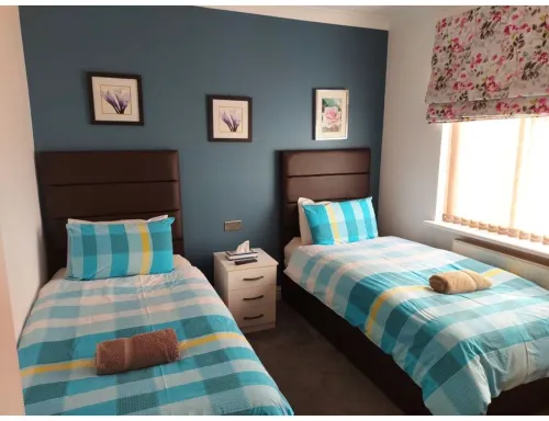 Apple House Wembley Twin Room Shared Bathroom Hotel a Edgware