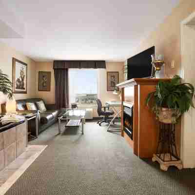 Ramada by Wyndham Clairmont/Grande Prairie Rooms