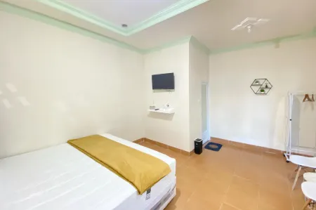 Adipura Guesthouse Syariah Mitra RedDoorz Near Terminal Nganjuk Отели рядом с достопримечательностью «Симпанг Лайма Картохархо»