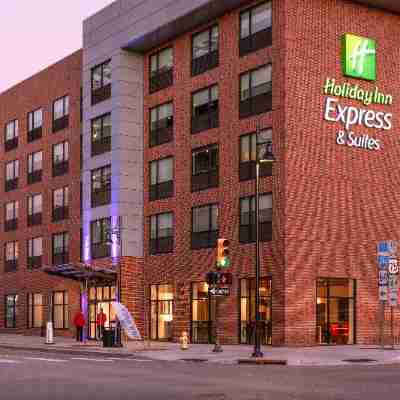 Holiday Inn Express & Suites Tulsa Downtown Hotel Exterior