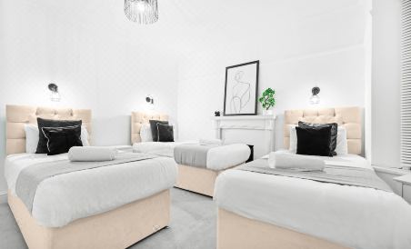 Spacious House with Garage and Garden South of Birmingham Centre - Housity