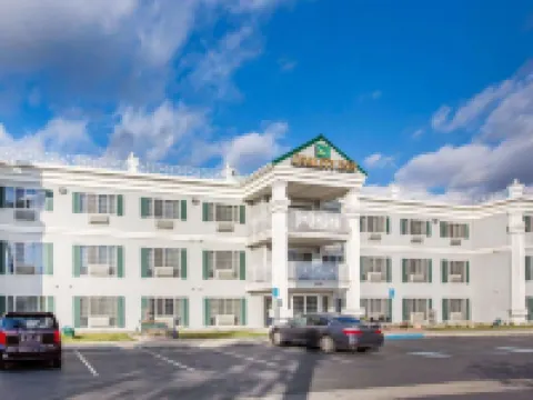 Quality Inn & Suites Tulare Hotels in Tulare