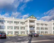 Quality Inn & Suites Tulare Hotels in Tulare