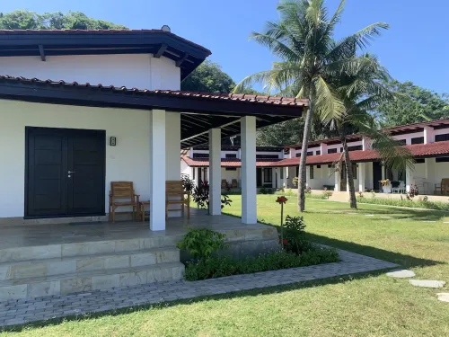 Balong Balong Surf Bungalows & Restaurant Hotels in Maluk