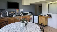 Americas Best Value Inn & Suites-Groves/Port Arthur - Parking