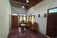 SPOT ON 93527 Agus Kostel SyariahNearWisata Agro Jollong