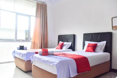 RedDoorz Near Sultan Hasanuddin Airport 2 Отели в г. Marusu
