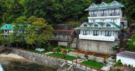 Dive and Trek Resort and Marine Sanctuary Отели рядом с достопримечательностью «Bauan Cockpit Arena»