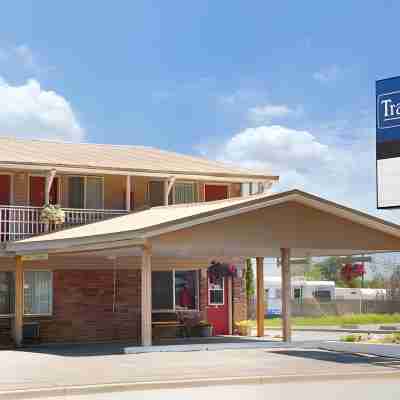 Travelodge by Wyndham la Grande Hotel Exterior