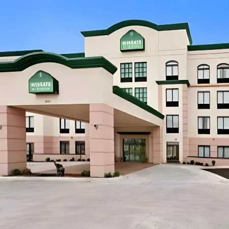La Quinta Inn & Suites by Wyndham Tulsa Midtown