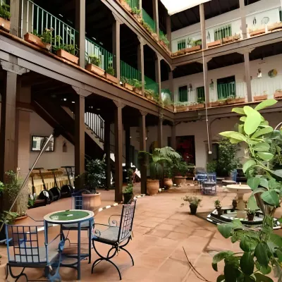 إل ري مورو هوتل بوتيك Hotels near بيت موريللو
