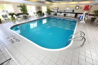 Country Inn & Suites by Radisson, Grand Rapids Airport, MI - piscina