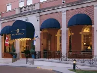 The Lord Nelson Hotel & Suites Hotel in zona Phi Delta Theta Fraternity