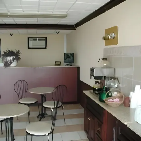 Super 8 by Wyndham Hazleton