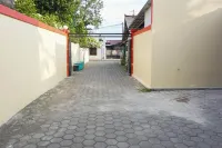 RedDoorz Near Stasiun Kroya Hotels in Kroya