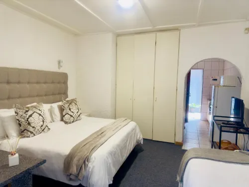 Busa House - Triple Room Hotels in White River