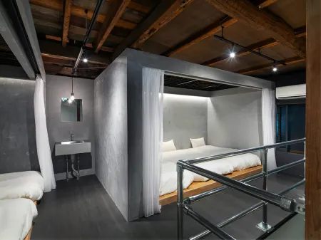 SEKAI HOTEL Deep Osaka Experience Отели рядом со станцией JR Kawachi-Eiwa Station