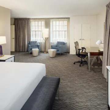 DoubleTree Suites by Hilton Hotel Detroit Downtown - Fort Shelby Отели рядом с достопримечательностью «Стадион "Нью-Центр-арена"»