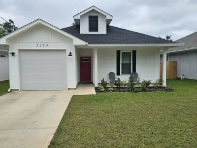 New Home in Pensacola-Perdido Key. 5 Min. to beach and fenced yard!