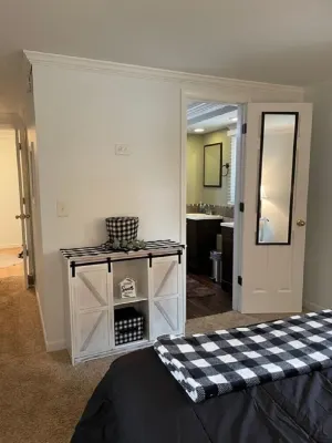 Arbor Acres Cottage!  Bright, cheery, cozy and ready for you right by Wis Dells! Hotel in zona Shangri-La Campground