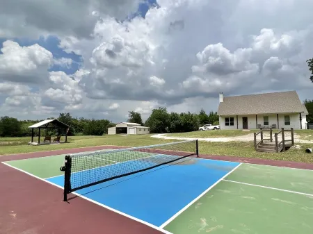 Close to Baylor & Silos: 3 BR Home Pickleball Court, Ping Pong Table & Barn