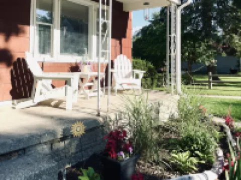 Relax at Redberry House—just blocks from downtown and Lake MI beaches Hotels in Manistee