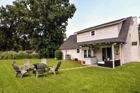 Tranquil Location! Patio, Shuffle Board, Fire pit, Walk to Restaurants! Отели рядом с достопримечательностью «Спортивная площадка Стиплчейз»