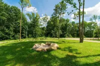 Cozy 2-Bedroom Cabin - 10 Minutes to Camden!