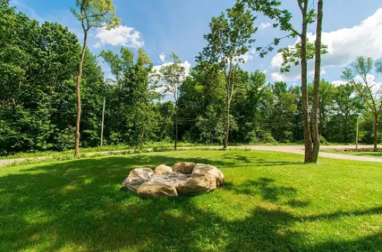 Cheerful Two Bedroom Cabin - 10 minutes to Camden!